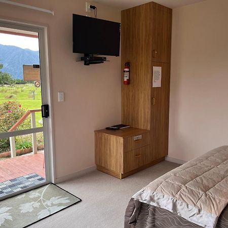 Carrickfergus Cottage Unit 1 Harihari Bagian luar foto